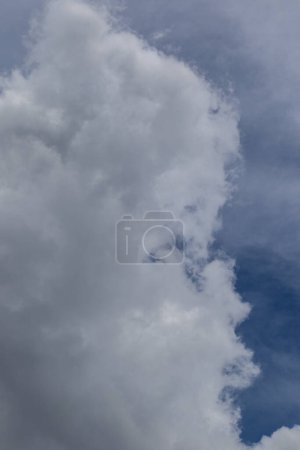 Foto de Perfil lateral de la cara de un niño visto en las nubes - Imagen libre de derechos