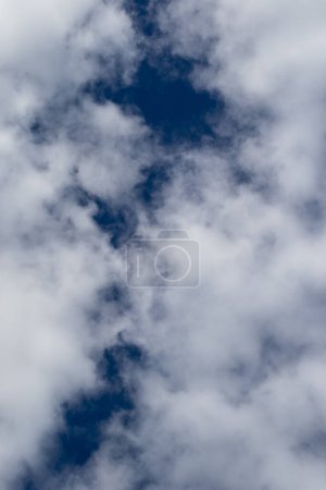 Foto de Nubes con forma de cuchillo cortado en carne o herida - Imagen libre de derechos