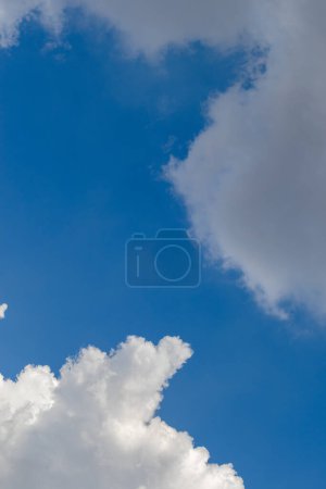 Foto de Formas en una nube - la pieza faltante del concepto de rompecabezas - Imagen libre de derechos