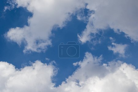 Foto de Ilusión de dos caminos cruzados vistos en las nubes de arriba - Imagen libre de derechos