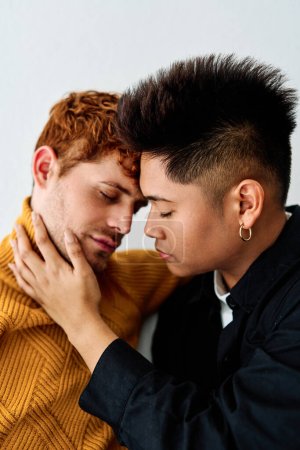 Foto de Vertical close up tierno romántico de dos gay hombre abrazando en casa - Imagen libre de derechos