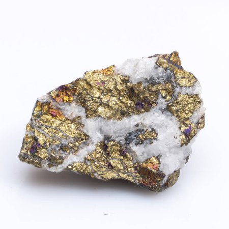 Calcopirita de piedra natural sobre fondo blanco. Mineral de color dorado