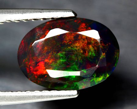 Téléchargez les photos : Belle opale de pierre naturelle sur fond gris - en image libre de droit