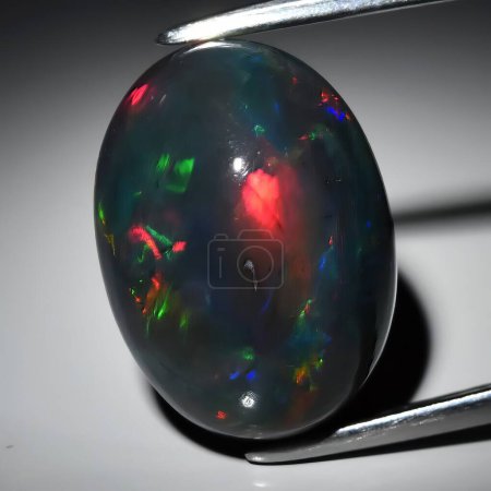 Téléchargez les photos : Opale en pierre précieuse naturelle sur fond noir - en image libre de droit