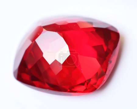 Téléchargez les photos : Rubis rouge gemme naturelle sur fond gris - en image libre de droit