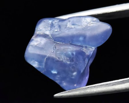 Téléchargez les photos : Natural gem blue tanzanite on gray background - en image libre de droit