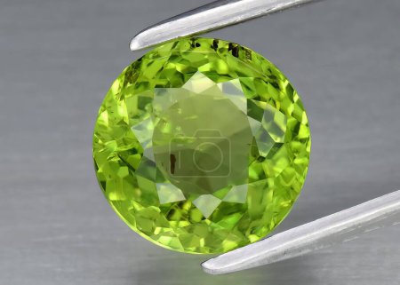 Foto de Peridoto verde gema natural sobre fondo gris - Imagen libre de derechos