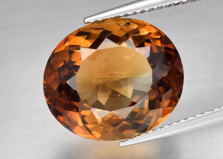 Téléchargez les photos : Topaze orange gemme naturelle impériale sur fond gris - en image libre de droit