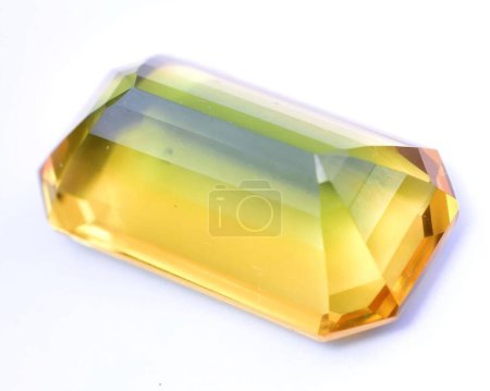 Téléchargez les photos : Tourmaline jaune gemme naturelle sur fond blanc - en image libre de droit