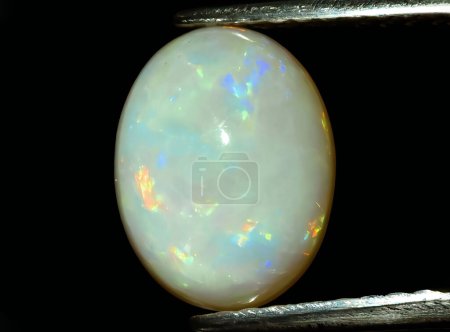 Téléchargez les photos : Gemme opale multicolore arc-en-ciel naturelle sur fond - en image libre de droit