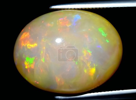 Téléchargez les photos : Gemme opale multicolore arc-en-ciel naturelle sur fond - en image libre de droit