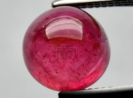 Foto de Turmalina rosa natural gema rubellita en el fondo - Imagen libre de derechos