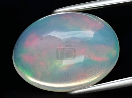 natürlicher Regenbogen mehrfarbiger opaler Edelstein auf Hintergrund