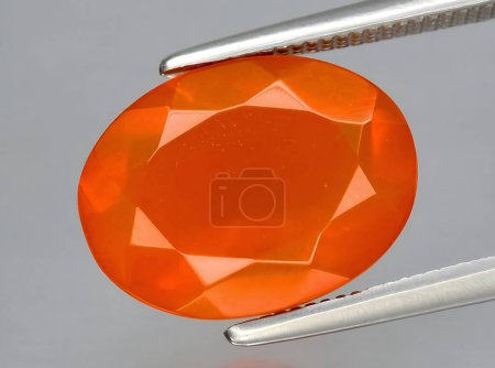 Foto de Fuego natural gema de ópalo naranja en el fondo - Imagen libre de derechos