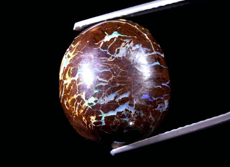 Téléchargez les photos : Pierre naturelle multi couleur opale gemme sur fond - en image libre de droit