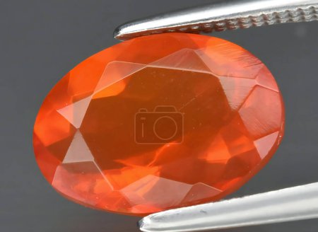 Téléchargez les photos : Gemme d'opale de feu orange naturel sur fond - en image libre de droit