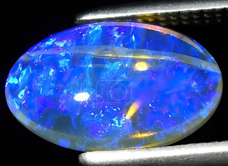 Téléchargez les photos : Arc-en-ciel naturel joyau opale multicolore sur fond - en image libre de droit