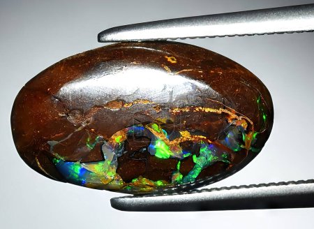 Téléchargez les photos : Pierre naturelle arc-en-ciel opale gemme sur fond - en image libre de droit