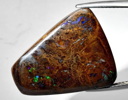Téléchargez les photos : Pierre naturelle arc-en-ciel opale gemme sur fond - en image libre de droit