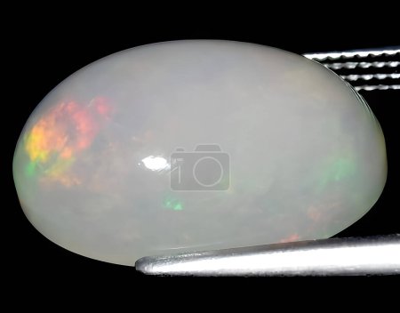 Téléchargez les photos : Gemme d'opale arc-en-ciel multicolore naturelle sur fond - en image libre de droit