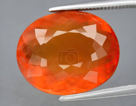 Téléchargez les photos : Gemme d'opale de feu orange naturel sur fond - en image libre de droit