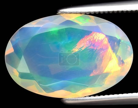 Téléchargez les photos : Arc-en-ciel naturel joyau opale multicolore sur fond - en image libre de droit