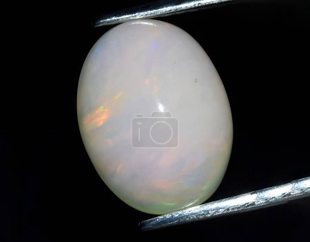 Arc-en-ciel naturel joyau opale multicolore sur fond