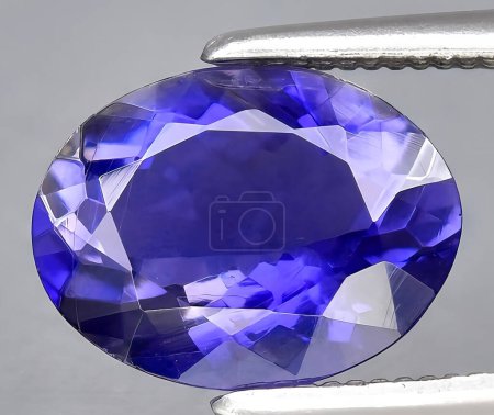 Téléchargez les photos : Biolet bleu naturel iolite gemme sur fond - en image libre de droit