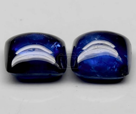 natürlicher blauer Saphir-Corrund-Edelstein auf Hintergrund