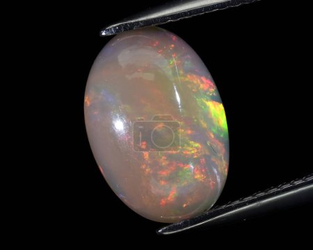 Arc-en-ciel naturel joyau opale multicolore sur fond