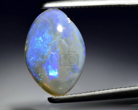natürlicher Regenbogen mehrfarbiger opaler Edelstein auf Hintergrund