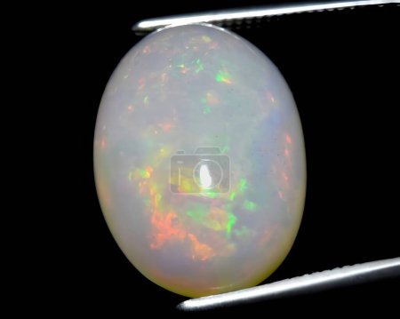gemme d'opale arc-en-ciel multicolore naturelle sur fond