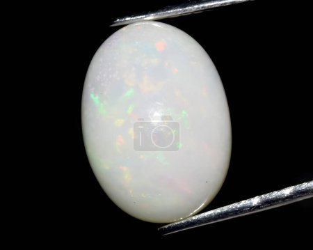 gemme d'opale arc-en-ciel multicolore naturelle sur fond