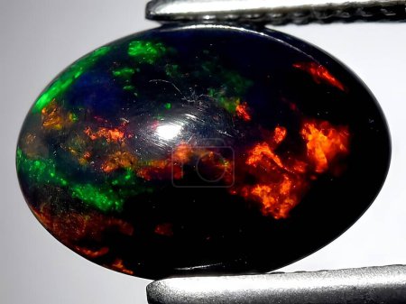 pierre naturelle opale noire arc-en-ciel sur fond