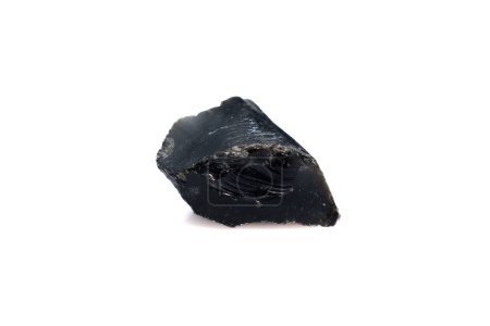 Téléchargez les photos : Pierre gemme brute obsidienne naturelle sur fond blanc - en image libre de droit