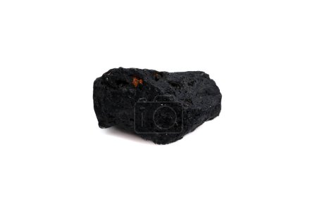 pierre gemme tourmaline noire naturelle sur fond blanc