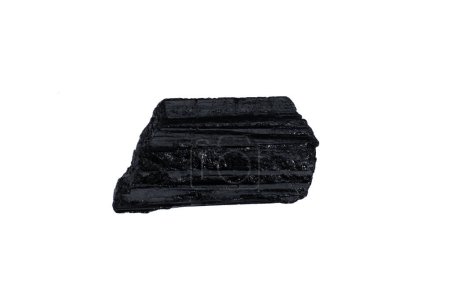 piedra gema turmalina negro natural sobre fondo blanco