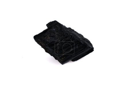 piedra gema turmalina negro natural sobre fondo blanco