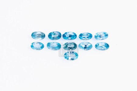 Téléchargez les photos : Pierre gemme zircon bleu naturel sur fond blanc - en image libre de droit
