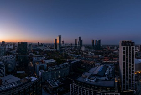 Foto de Esta toma panorámica captura el horizonte de la ciudad con el telón de fondo de un amanecer temprano, creando un ambiente tranquilo - Imagen libre de derechos