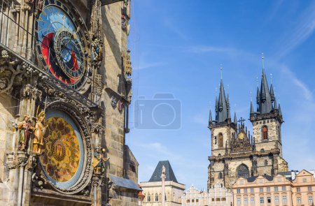 Astronomische Uhr und Tyn-Kirche auf dem Prager Altstadtplatz, Tschechien
