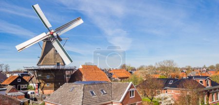 Panorama del molino de viento histórico en Winsum, Países Bajos