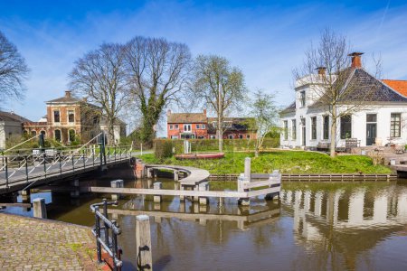 Pont traversant la rivière Winsumerdiep dans le village historique Onderdendam, Pays-Bas