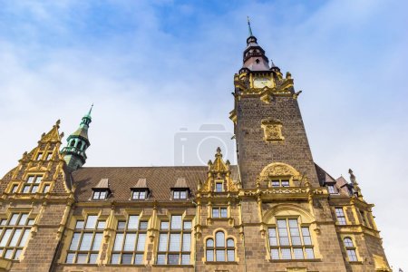 Fachada delantera y torre del edificio del ayuntamiento en Wuppertal, Alemania