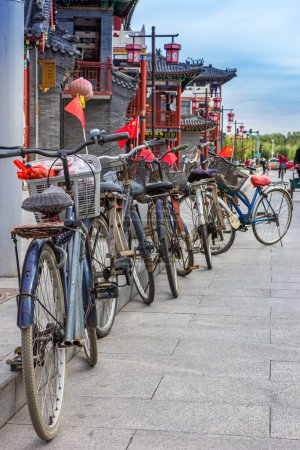 Fahrräder mit chinesischen Flaggen auf den Straßen der Stadt Yangliuqing in Tianjin, China