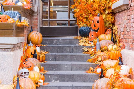 Halloween-Dekoration auf den Stufen eines Cafés in den fünf Straßen von Tianjin, China