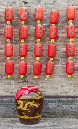 Großer Topf und chinesische Laternen in der Stadt Yangliuqing in Tianjin, China