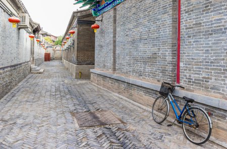 Fahrrad in einer engen Straße in der Stadt Yangliuqing in Tianjin, China
