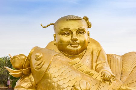 Goldene Statue eines Mannes mit Fisch in der Stadt Yangliuqing in Tianjin, China