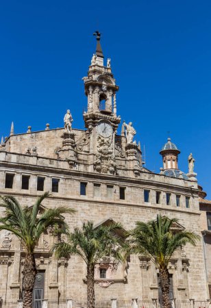 Palmen vor der Santos Juanes Kirche in Valencia, Spanien
